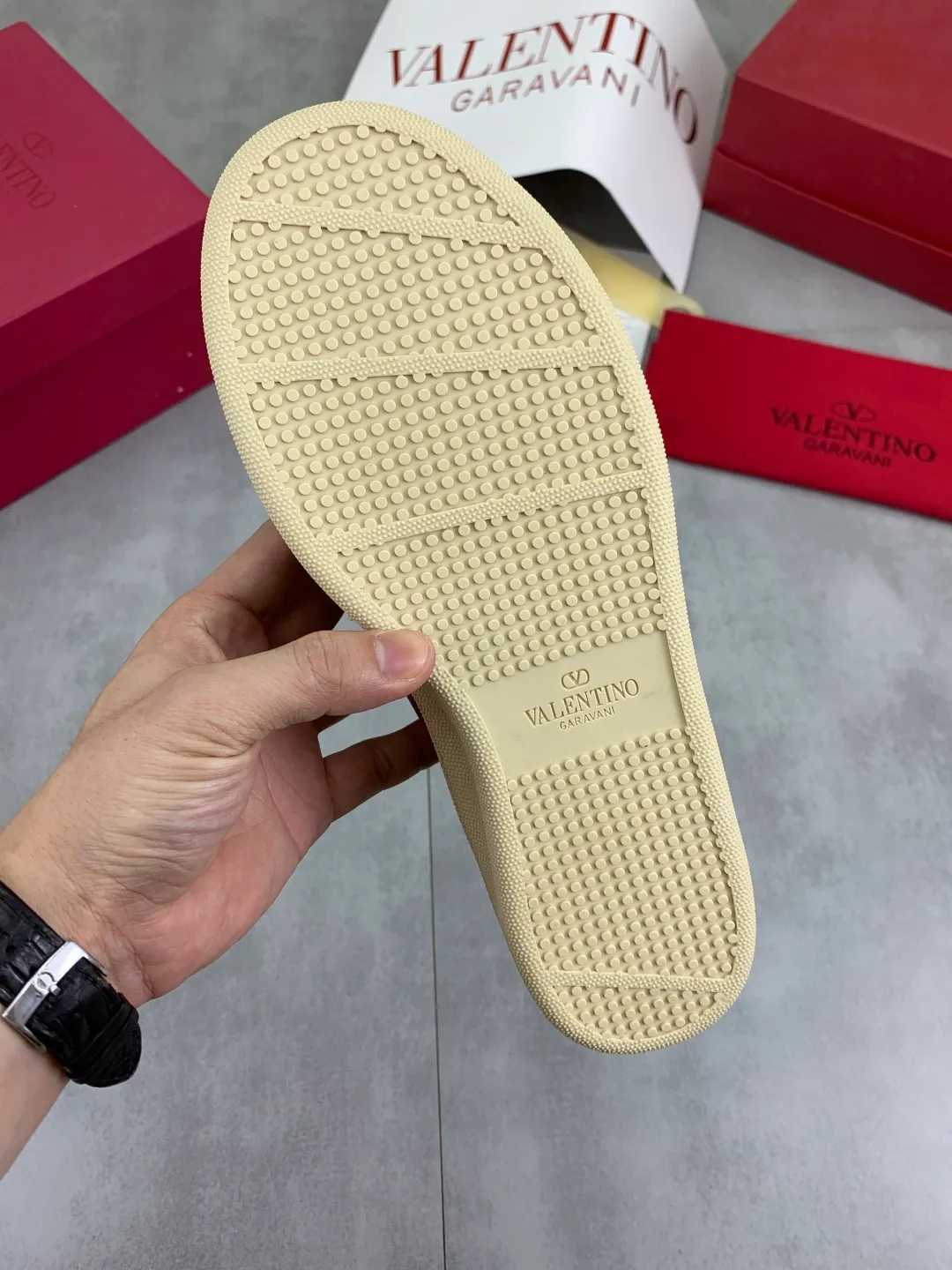 Men's men's shoes 💰P520 New style 💰 Top version Valentino Valentino 25/ Royco series Cherry 🍒Couple style Casual sneakers White shoes Original purchase and development Production Classic and timeless low-top sneakers outline a lazy silhouette, supplemented by low-key and restrained brand details, evolved into a must-have item in the wardrobe, comfortable and versatile!  ✔️Fabric: Original customized first-layer cowhide ✔️Inner lining: Imported breathable sheep lining ✔️Sole: Original molded anti-slip rubber material ✔️Size: 38-45